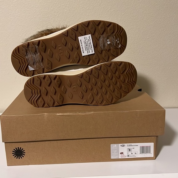 UGG Adirondack III Tipped Lace Up Boot - Picture 16 of 16